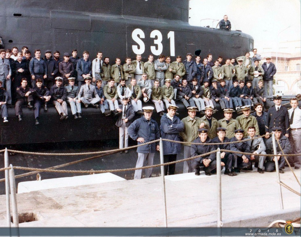 1980. Dotación del "Almirante García de los Reyes". Se puede ver personal vestido con el chaquetón de mar color verde, original del cargo de los submarinos cuando fueron entregados por la U.N. Navy